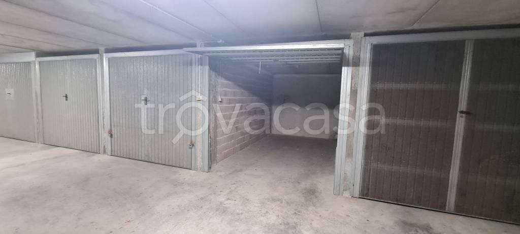 Garage in vendita a Verona via Zancle, 8