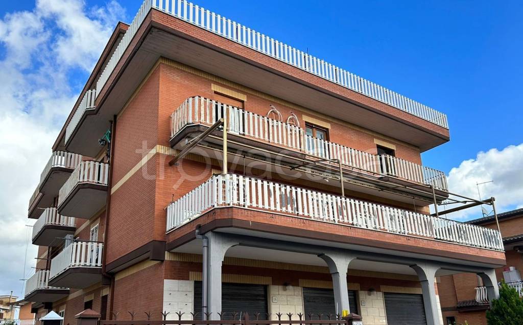 Appartamento in vendita a Roma via Belmonte Mezzagno, 32