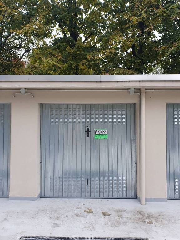 Garage in vendita a Milano viale Famagosta, 37