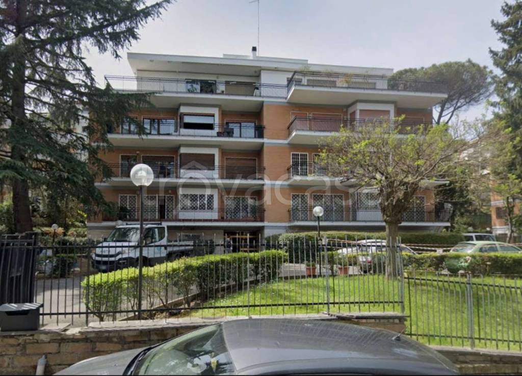 Appartamento in vendita a Roma via Calalzo