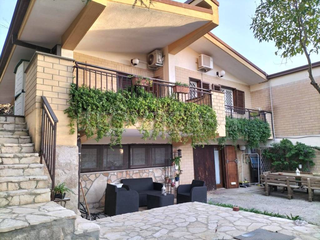 Villa Bifamiliare in vendita a Cassano delle Murge via Villaggio Lagobattaglia