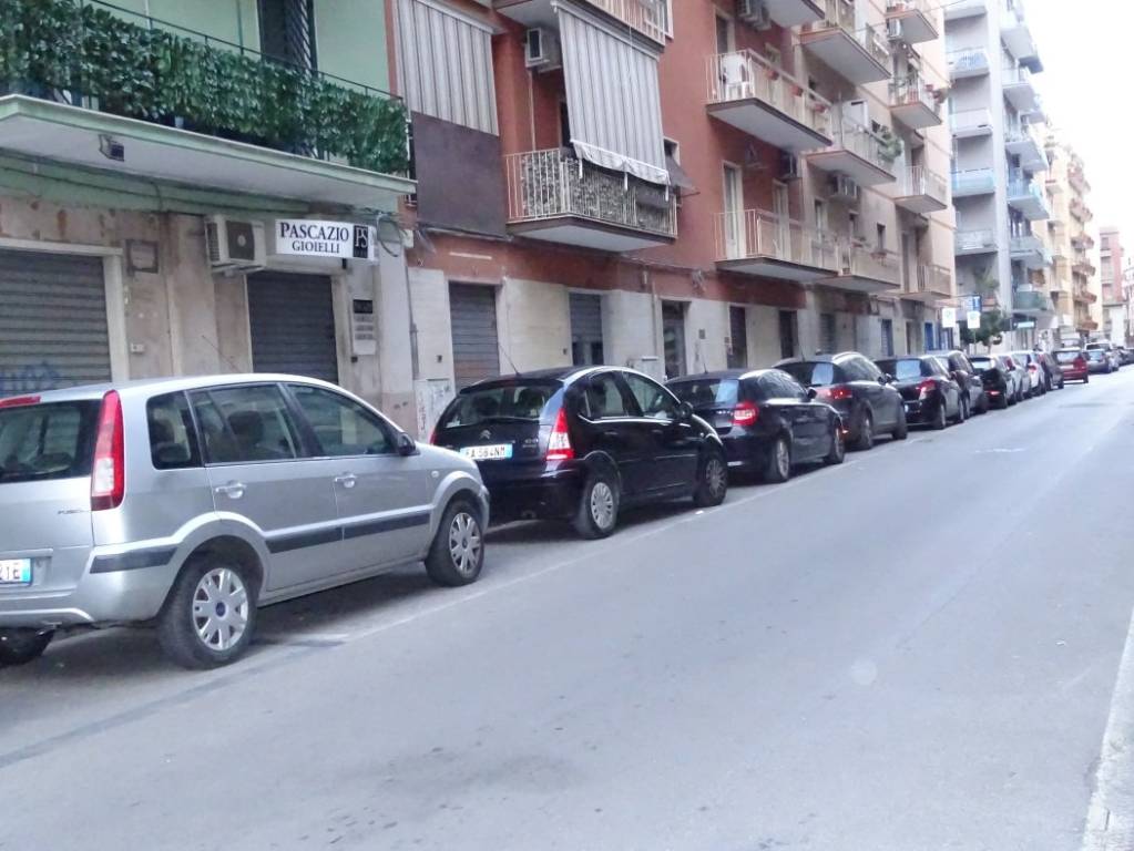 Negozio in affitto a Bari via Giovanni Laterza, 47