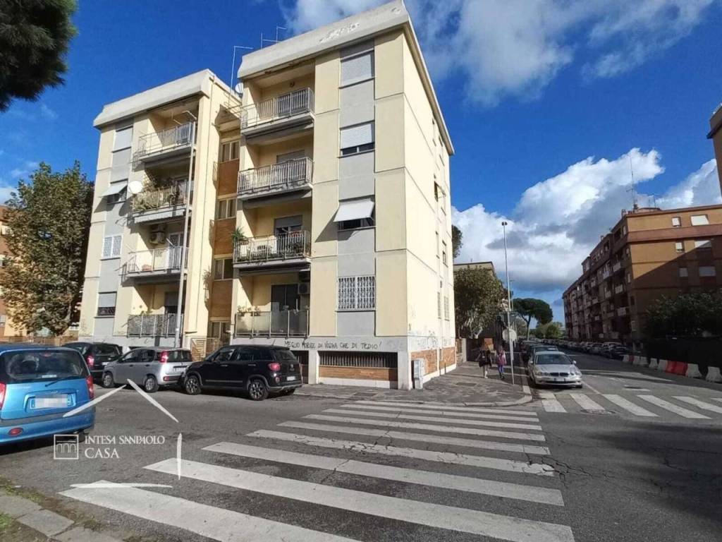 Appartamento in vendita a Roma via Capo Palinuro 27