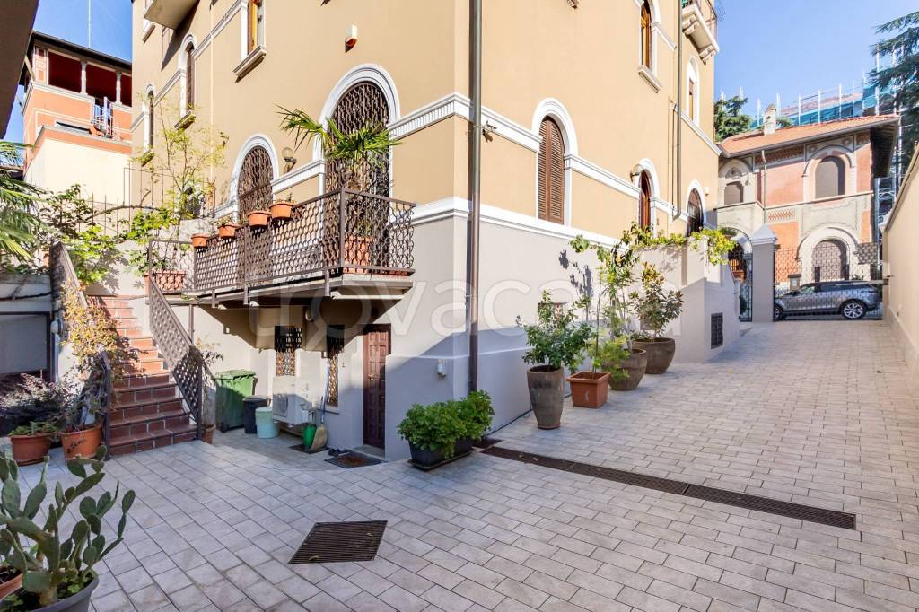 Villa Bifamiliare in vendita a Milano via Augusto Righi, 3