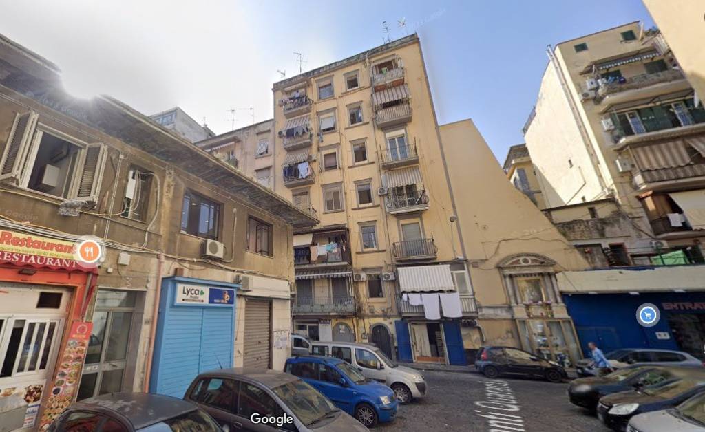 Magazzino in vendita a Napoli via Santi Quaranta