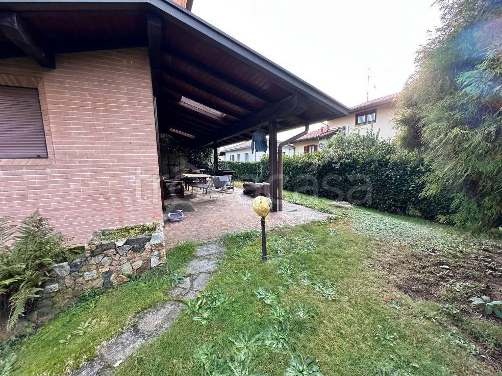 Villa Bifamiliare in vendita a Vedano Olona via Adua, 11
