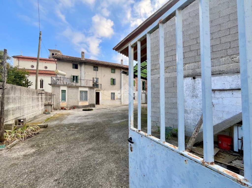 Casa Indipendente in vendita a Mereto di Tomba via Piave, 3