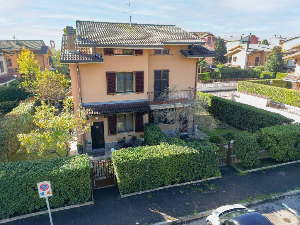 Villa Bifamiliare in vendita a Pogliano Milanese via Liguria