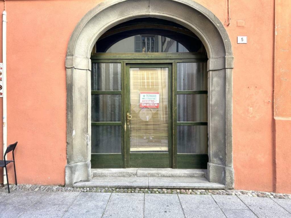 Negozio in affitto a Breno via Professor Francesco Domenighini, 5