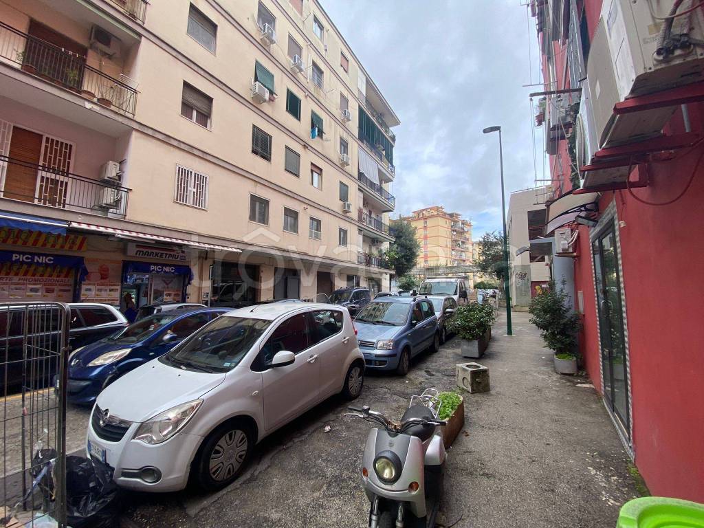 Negozio in affitto a Napoli via Vecchia Canzanella