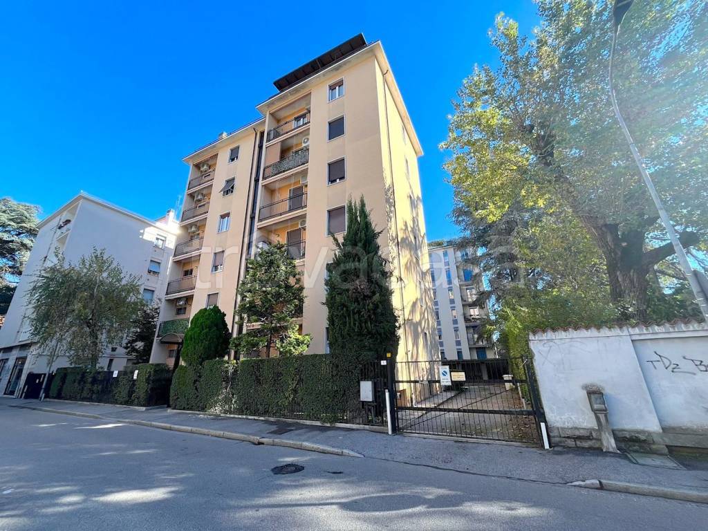 Appartamento in vendita a Villasanta via Edmondo De Amicis, 3