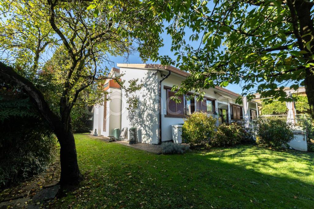 Villa in vendita a Rozzano via Cavalieri di Vittorio Veneto, 12