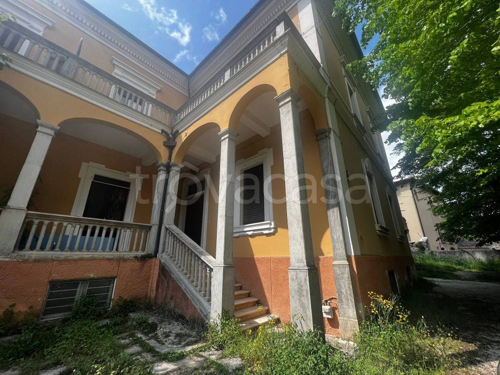 Villa in vendita a L'Aquila via Amiternini, 16