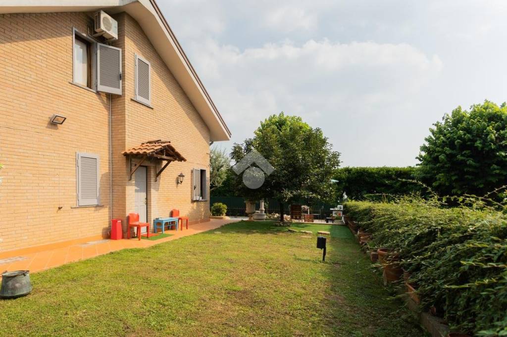 Villa Bifamiliare in vendita a Besana in Brianza via Achille Grandi, 21