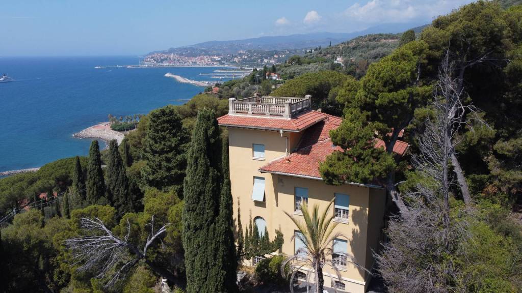 Villa in vendita a Imperia via Serrati, 77
