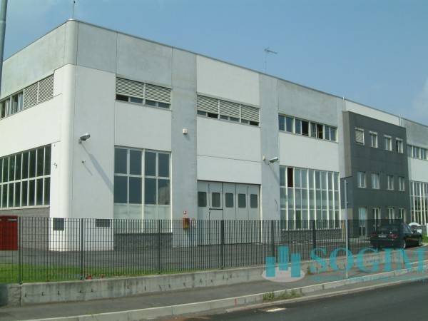Capannone Industriale in vendita a Cassano Magnago via Boscaccio
