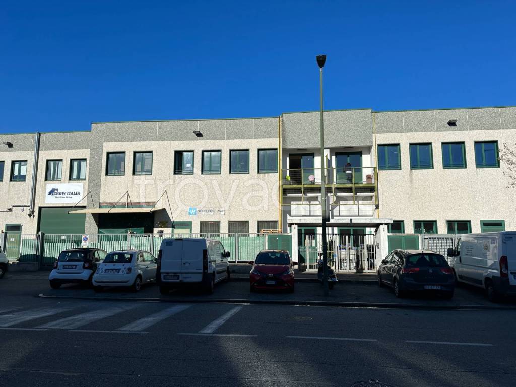 Capannone Industriale in affitto a Torino via Feroggio, 6