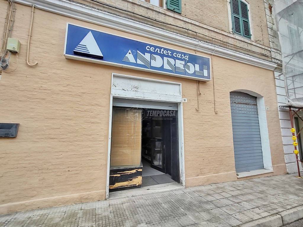 Negozio in vendita ad Ancona via Macerata