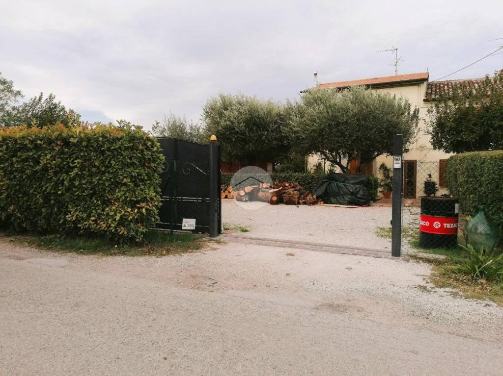 Casa Indipendente in vendita a Cartoceto via Corvina, 13