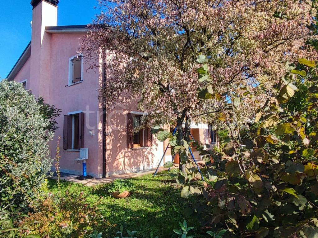 Villa in vendita a Castelfranco Veneto via Sile