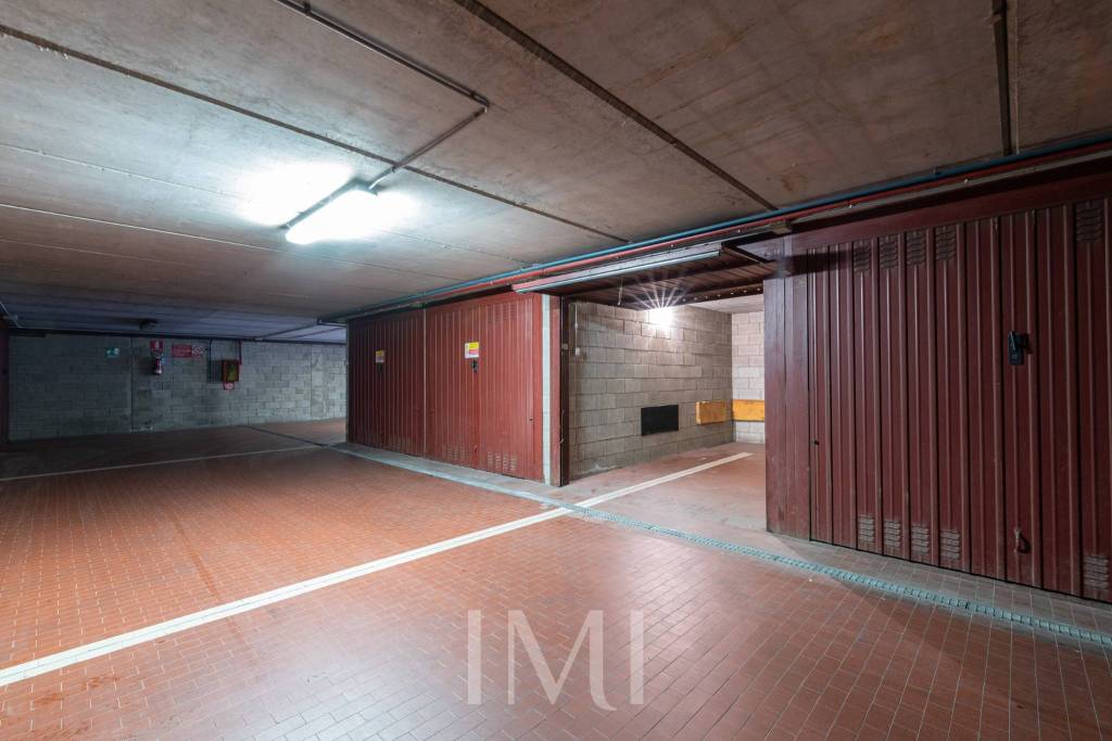 Garage in vendita a Milano via Felice Venosta, 32