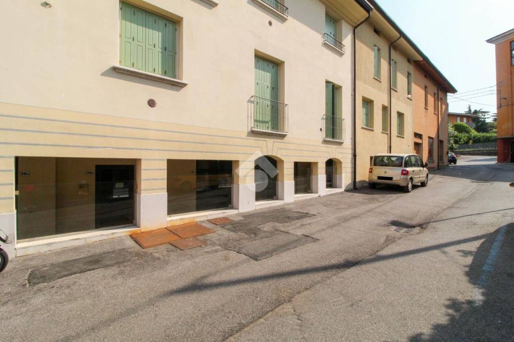 Negozio in affitto a Desenzano del Garda via Girolamo Bagatta, 43