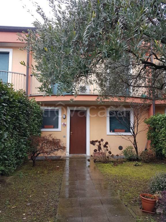 Villa a Schiera in vendita a Robecchetto con Induno via Gelsi, 19
