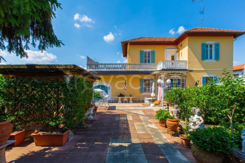Villa in vendita a Cassano Magnago via Foro San Martino, 27