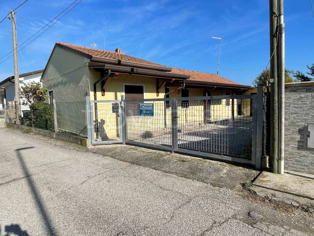 Villa in vendita a Porto Viro via Capitello, 40
