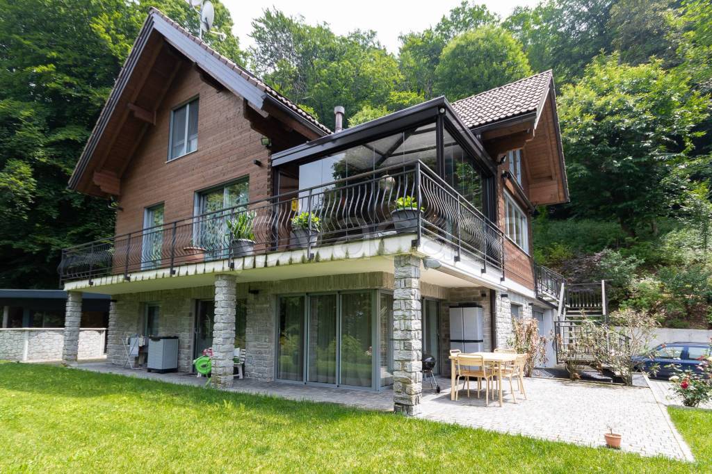 Villa in vendita a Marchirolo via Vadèe, 13