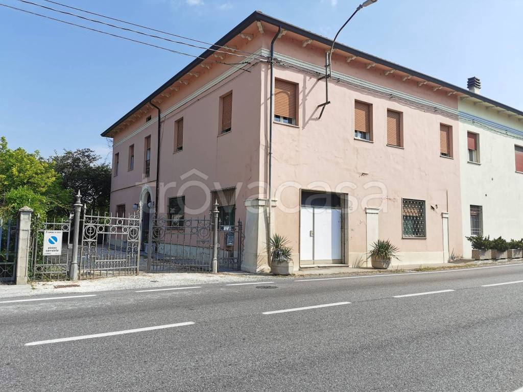 Villa Bifamiliare in vendita a Cento via Bondenese, 127