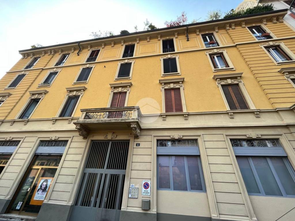 Appartamento in vendita a Milano via Giulio Carcano, 4
