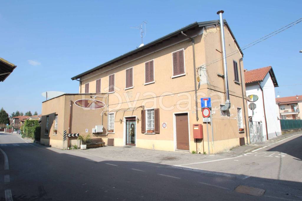 Casa Indipendente in vendita a Usmate Velate via Gaetano Donizetti, 18