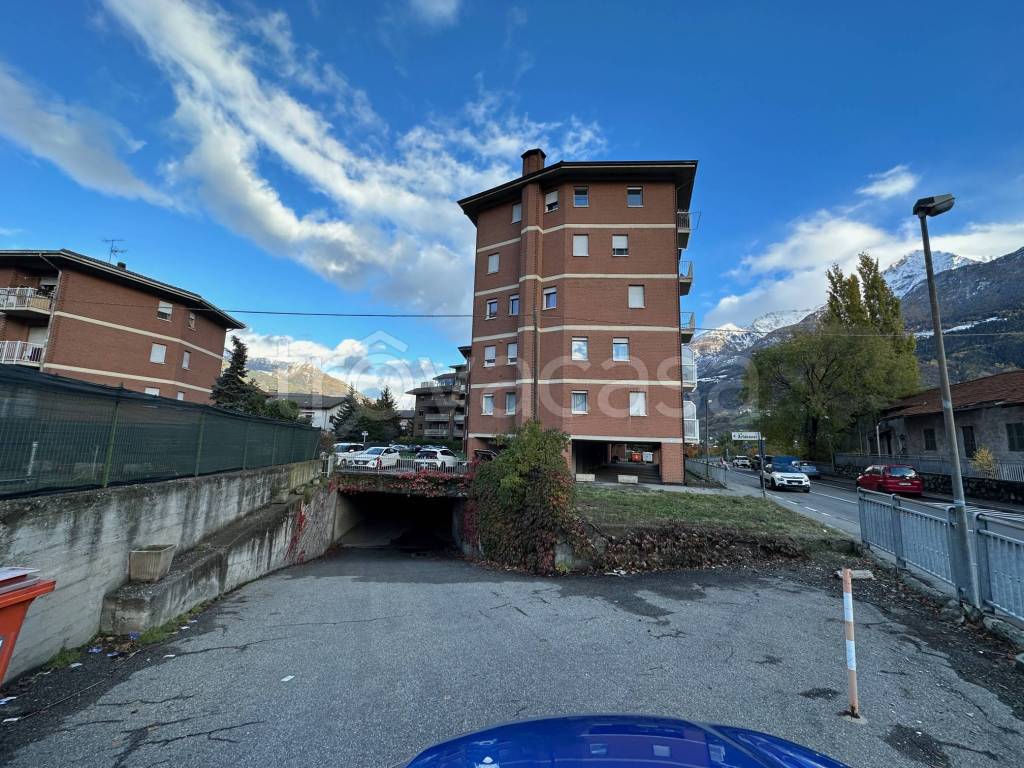 Garage in vendita ad Aosta via grand-eyvia, 23