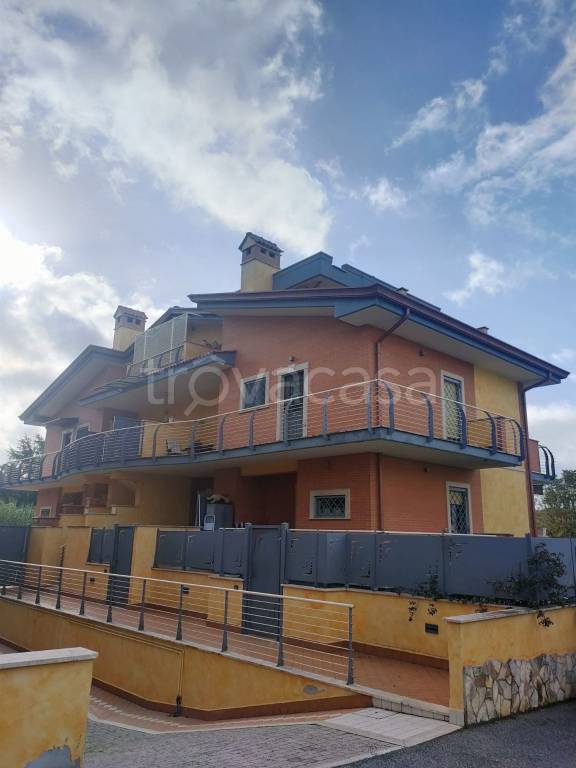 Appartamento in vendita a Roma via Anagnina