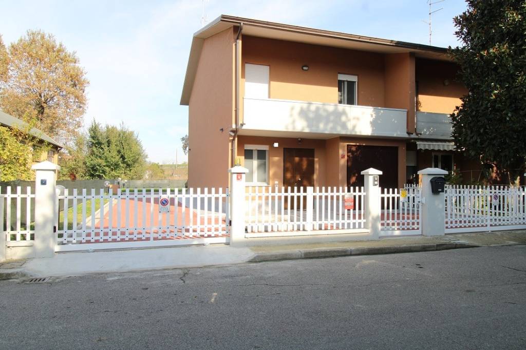 Villa a Schiera in vendita a Cadelbosco di Sopra via Ponte Forca
