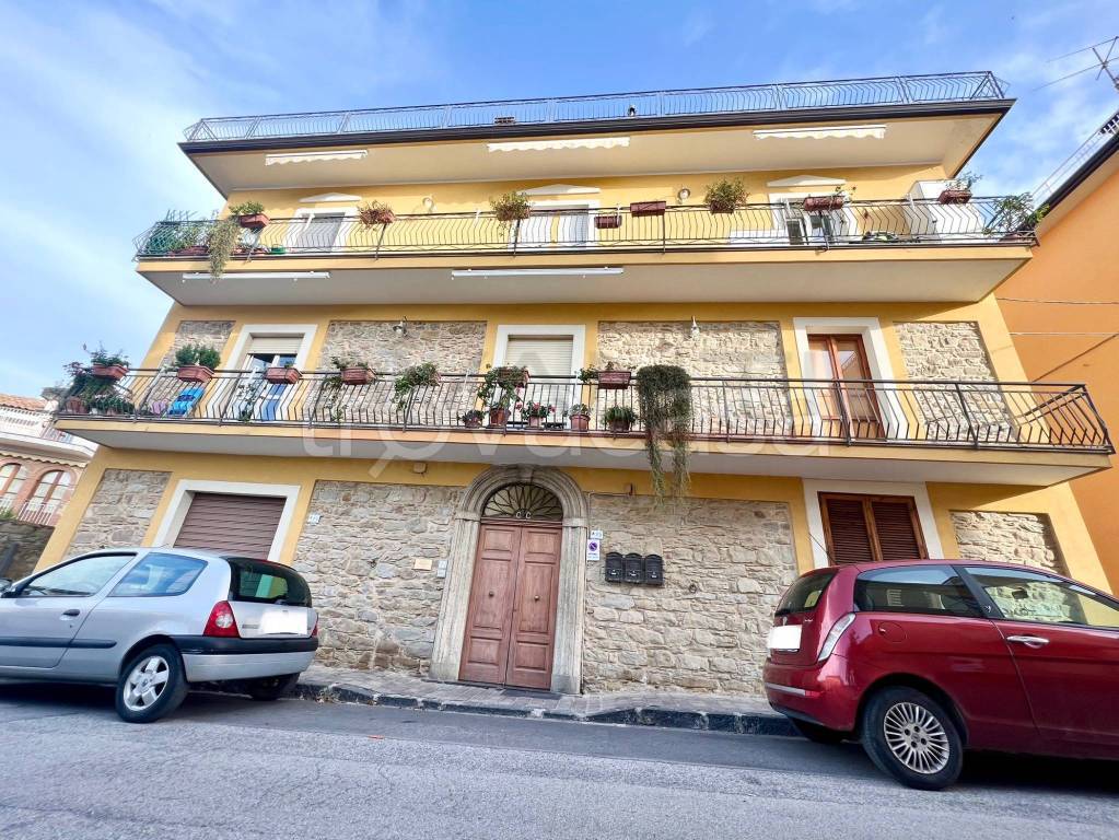 Appartamento in vendita a Ogliastro Cilento via Cesare Battisti, 6