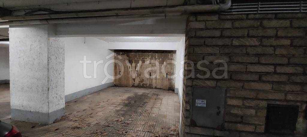 Garage in affitto a Roma via Calalzo, 24