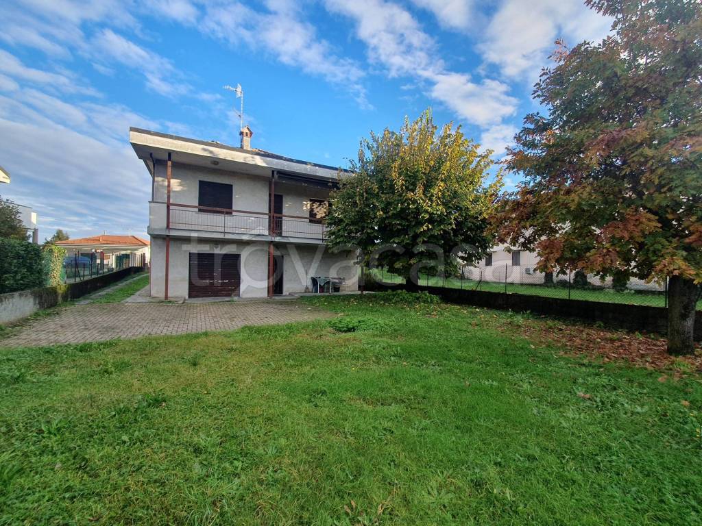 Villa in vendita a Castelletto sopra Ticino via Caduti per la Libertà