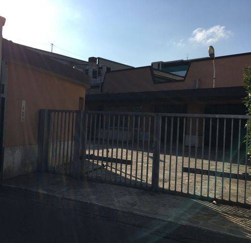 Capannone Industriale in vendita a Milano via Gallarate 241