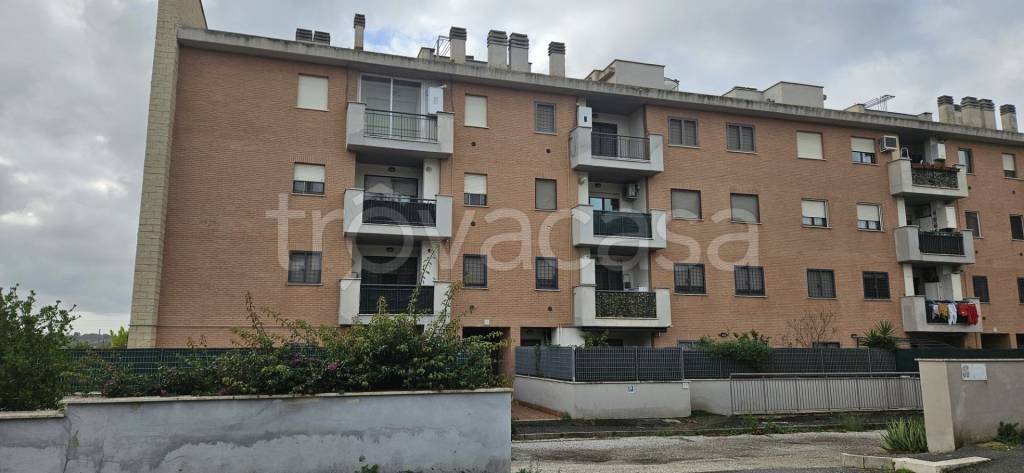 Appartamento in vendita a Roma via Santa Teresa Gallura, 13
