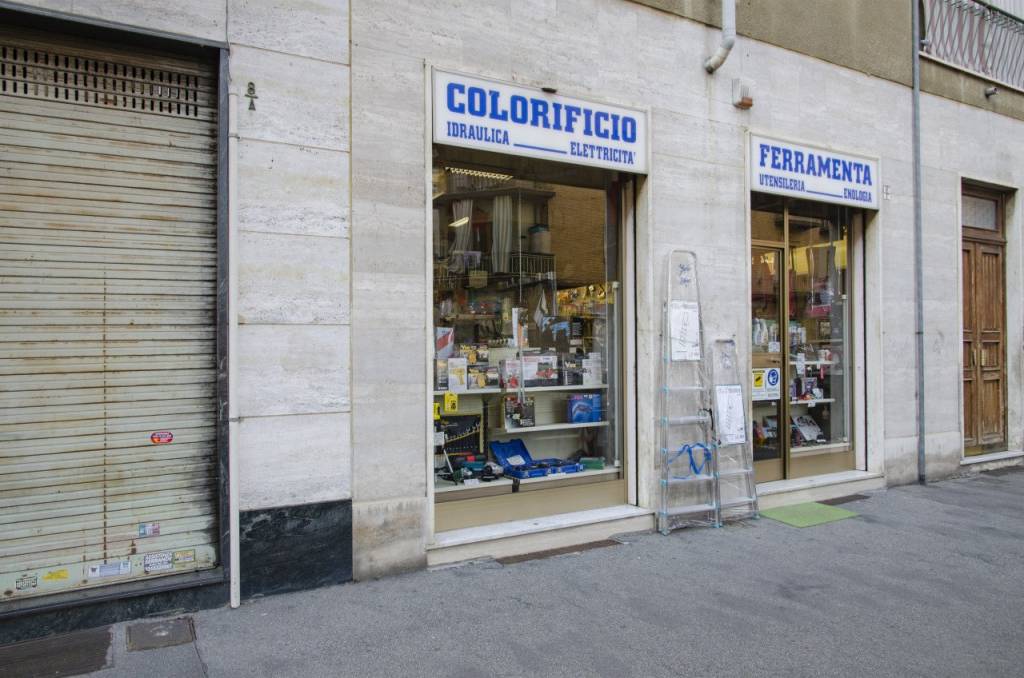 Colorificio/Ferramenta in vendita a Torino via Monastir, 6
