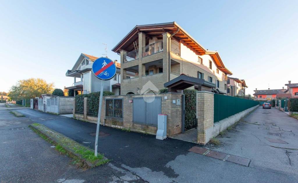 Appartamento in vendita a Lainate via Val Seriana, 39