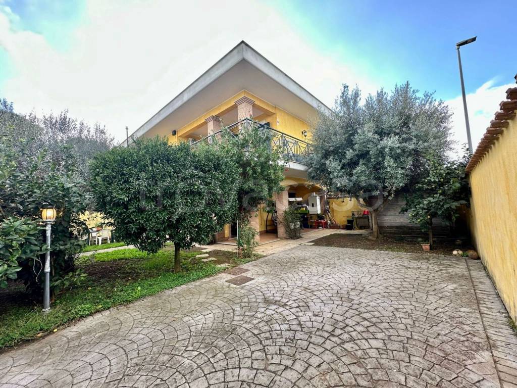 Villa Bifamiliare in vendita a Pomezia via delle Margherite