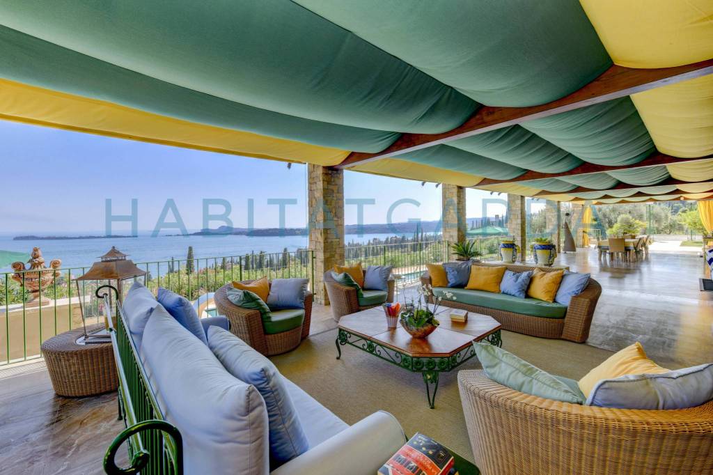 Villa in vendita a Gardone Riviera via Enzo Tolu