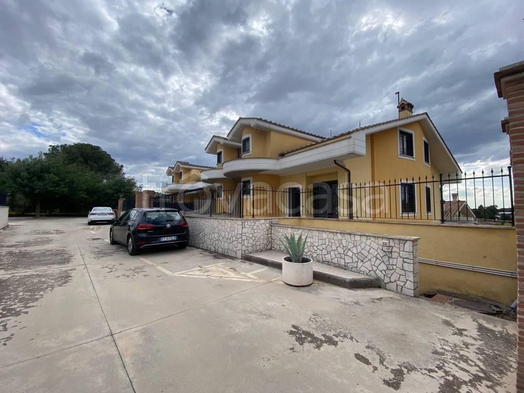 Villa a Schiera in vendita a Guidonia Montecelio via Svetonio