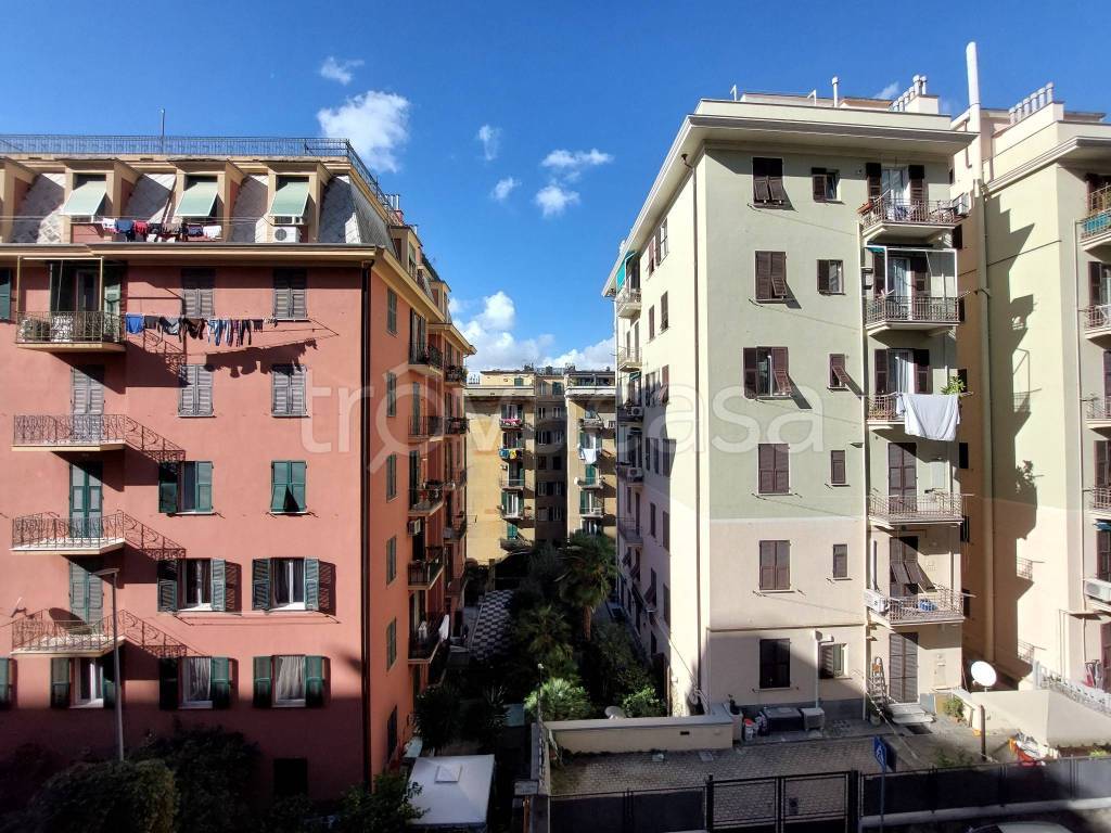 Appartamento in vendita a Genova via Federico Donaver