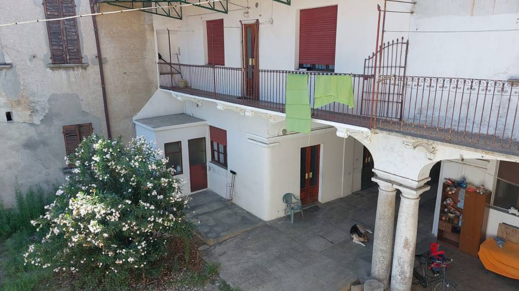 Casa Indipendente in vendita a Fara Novarese via p. Gallarini, 13