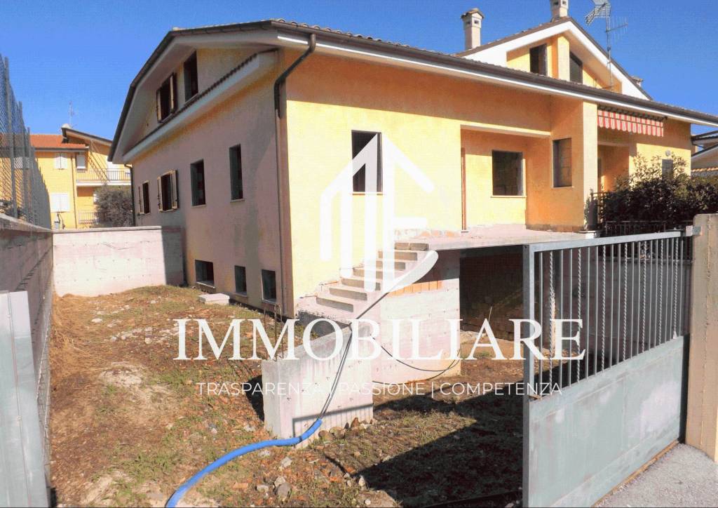 Villa Bifamiliare in vendita a Lariano via Vittorio Colonna, 23