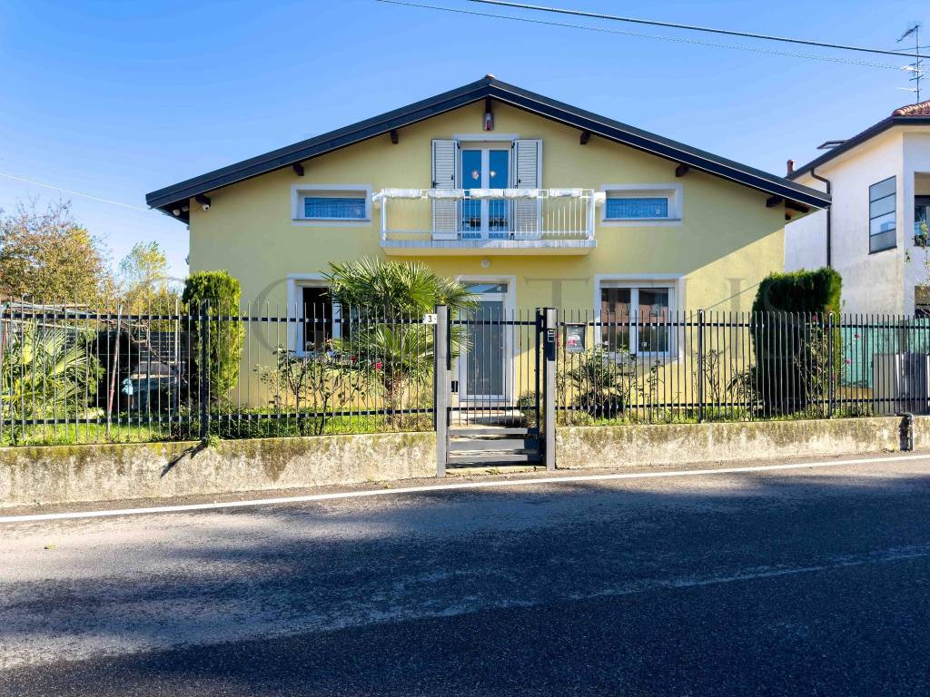 Villa in vendita a Venegono Inferiore via c. Berra, 3